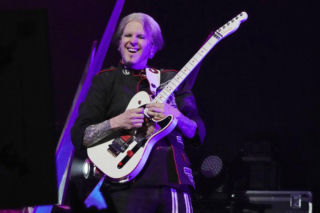 John 5 uważa, że zespół Mötley Crüe powinien zostać wprowadzony do Rock and Roll Hall of Fame. Zainspirował wielu muzyków 