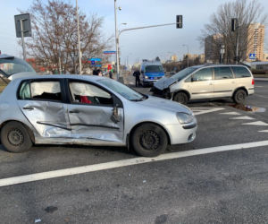 Dramatyczny wypadek na ul. Fieldorfa. Pijany kierowca rozbił samochód