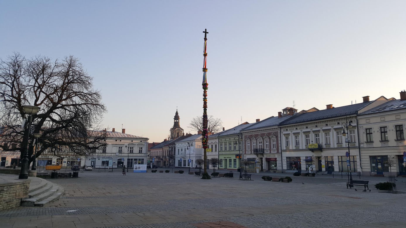 Za tydzień Wielkanoc! Przypomina o tym palma na sądeckim rynku