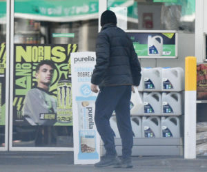 Robert Więckiewicz myje samochód