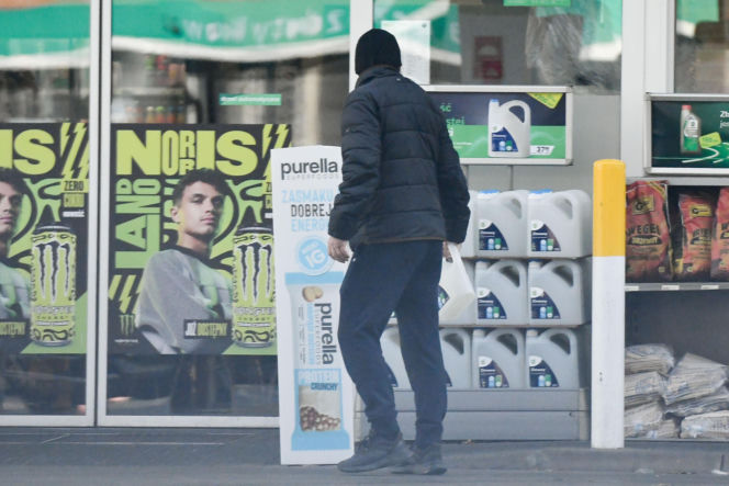 Robert Więckiewicz myje samochód