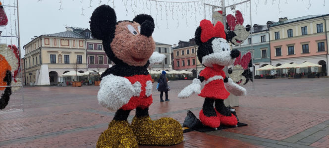 Bajkowa instalacja przed zamojski ratuszem