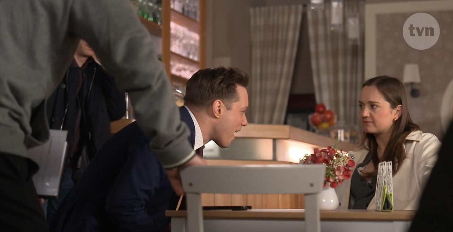 Na Wspólnej na planie. Darek Żbik (Michał Mikołajczak), Aneta (Dorota Krempa)
