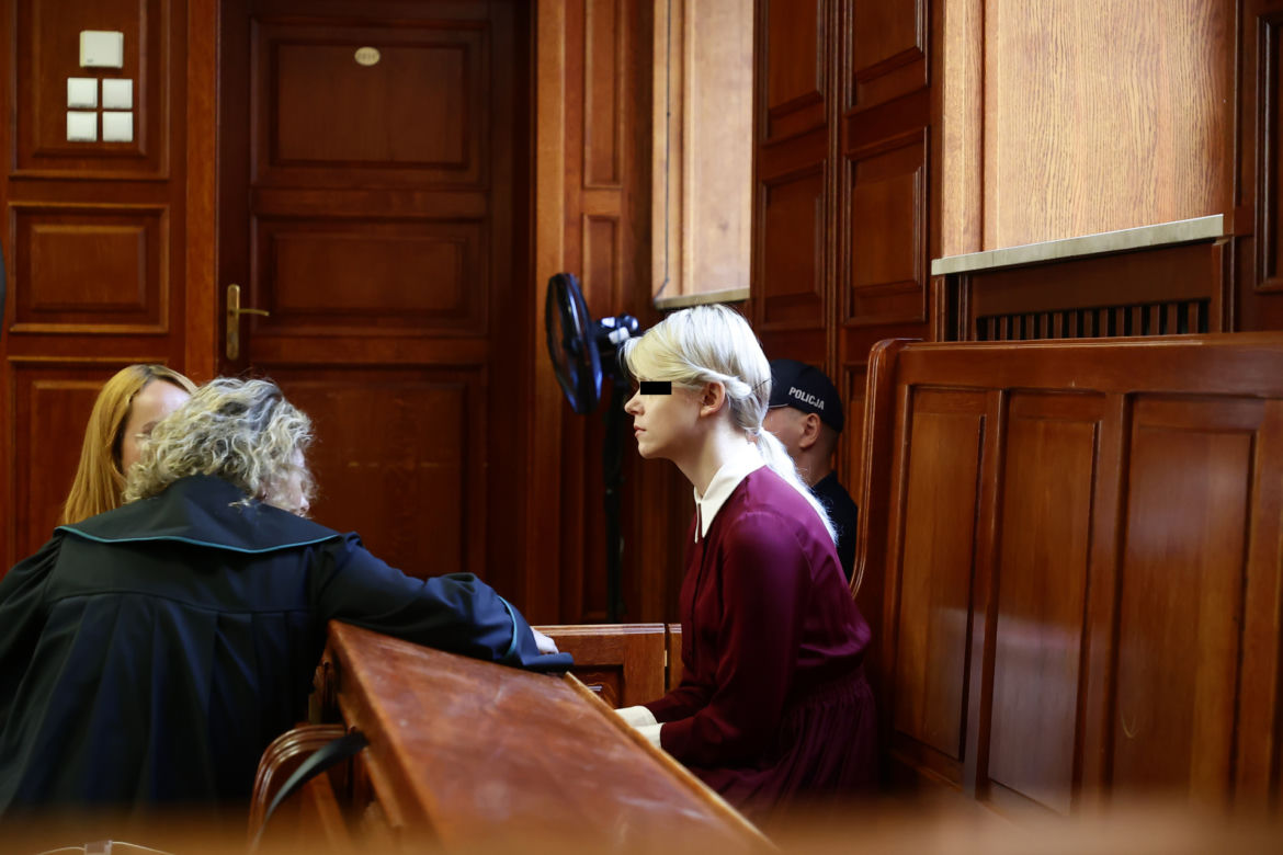 Proces Karoliny B. w Warszawie. Wstrząsające zeznania świadków. "Obudził nas przerażający krzyk: ratunku, pomocy, umieram!"