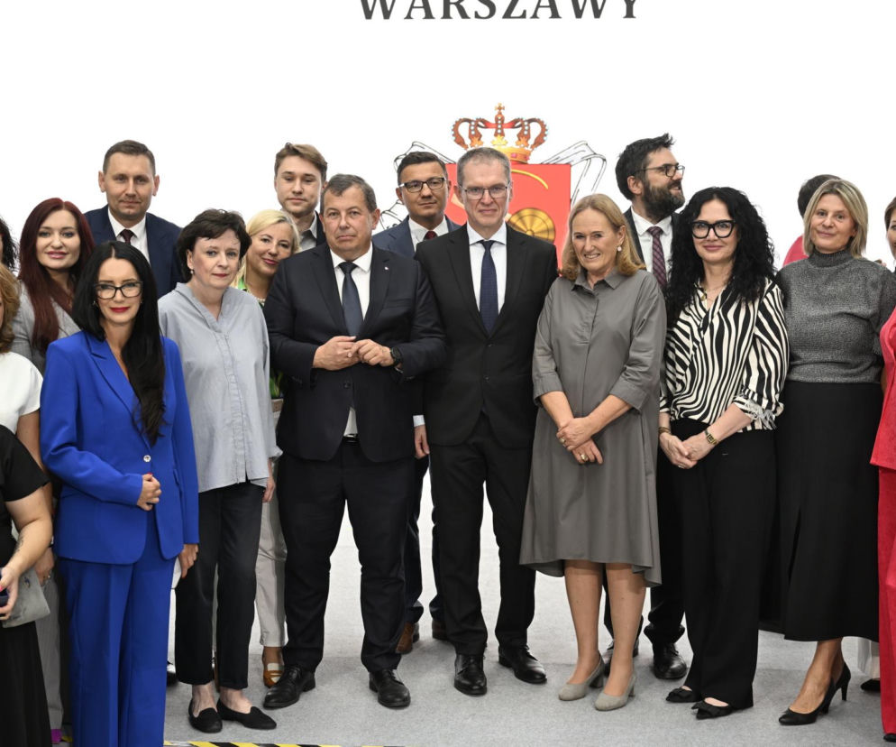 Andrzej Poczobut w otoczeniu polityków na uroczystości w Warszawie. O uhonorowaniu dziennikarza przeczytasz na SE.