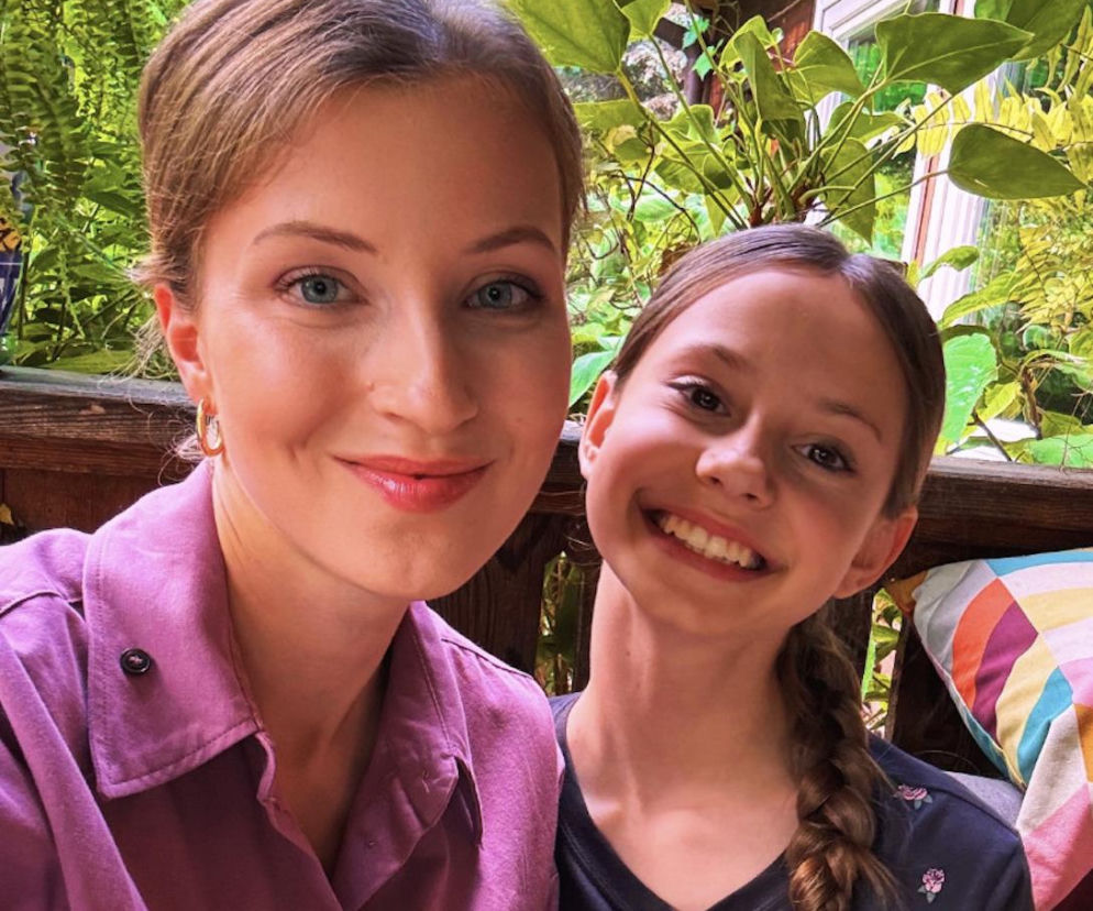 Dominika Suchecka i Wiktoria Basik, czyli Natalka i Hania z M jak miłość, uśmiechają się na wspólnym zdjęciu. Ta fotografia z planu serialu TVP, którą można zobaczyć na naszym portalu, sugeruje zażegnanie kryzysu w związku Natalki z Adamem Karskim.