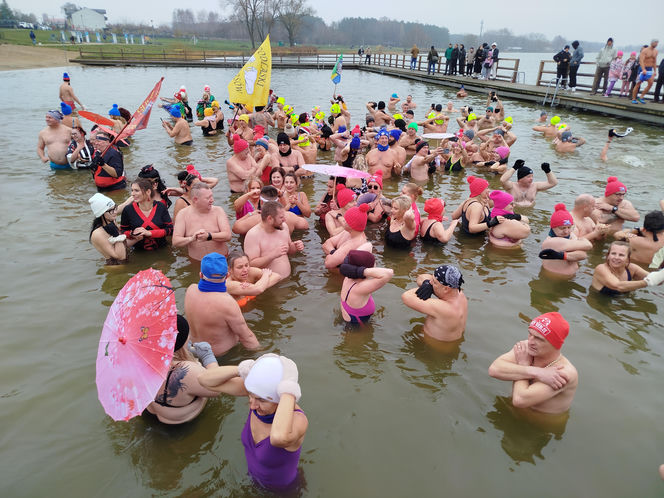 Mazowieckie Morsy otworzyły sezon morsowania 2025/2026 nad zalewem w Siedlcach