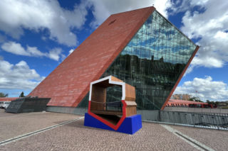 Ławka w kształcie Polski