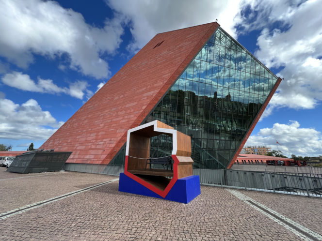 Ławka w kształcie Polski