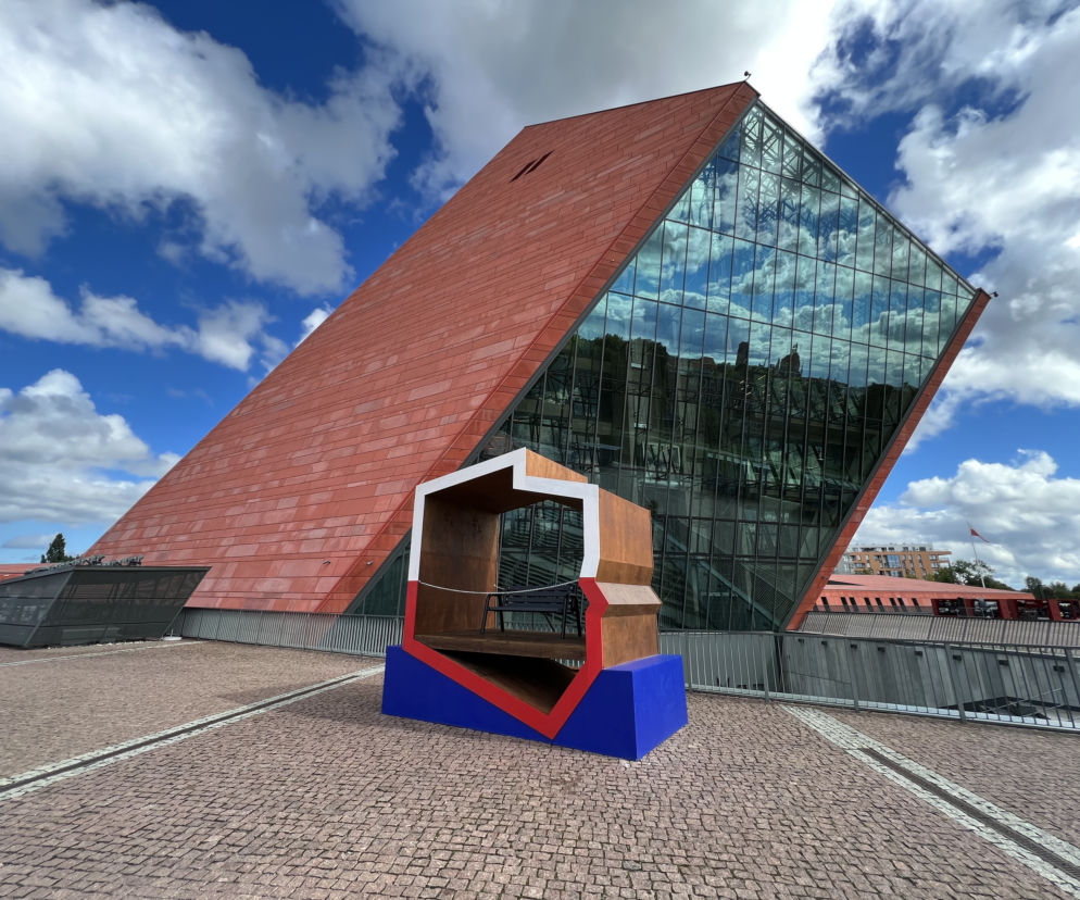 Ławka w kształcie Polski