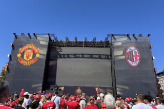 Kibice Manchesteru United i Milanu opanowali Wrocław. Legendy obu klubów na specjalnej scenie 