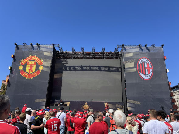 Kibice Manchesteru United i Milanu opanowali Wrocław. Legendy obu klubów na specjalnej scenie 