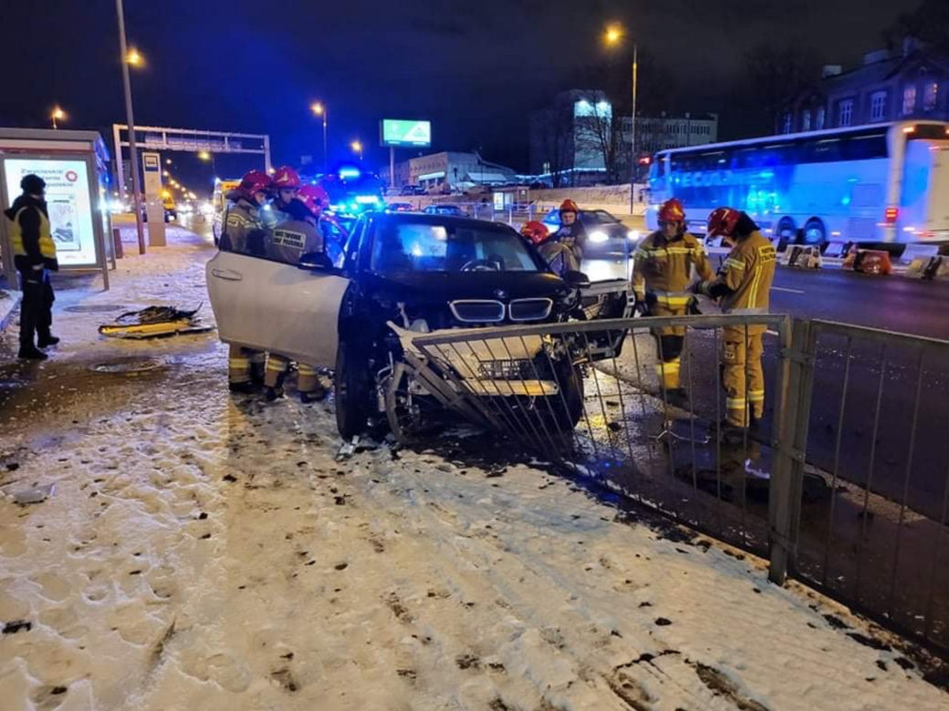 Pług śnieżny wylądował na boku, po tym jak huknął w BMW
