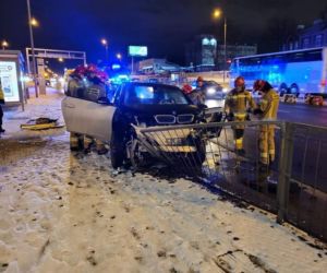 Pług śnieżny wylądował na boku, po tym jak huknął w BMW