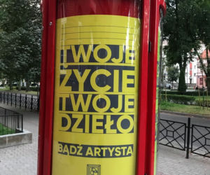 W Ełku stanął słup na DOBRE wiadomości. Nietypowa akcja zaskoczyła mieszkańców [FOTO]