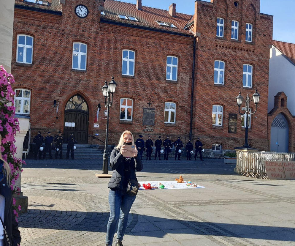 Demonstracja pod Sądem Rejonowym w Środzie Wielkopolskiej! Elena wróć! 