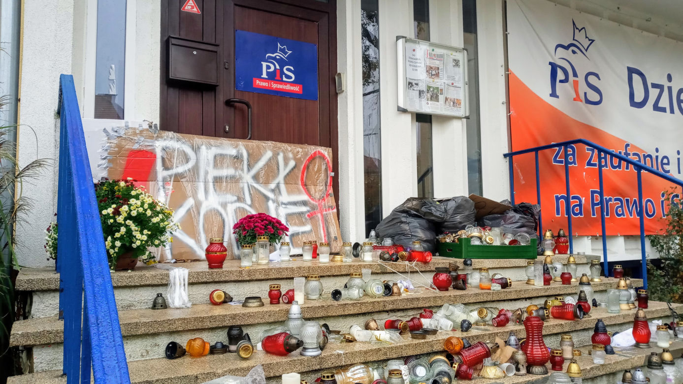 Chryzantemy i znicze pod siedzibą PiS w Szczecinie