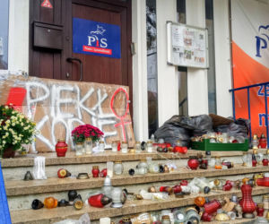 Chryzantemy i znicze pod siedzibą PiS w Szczecinie