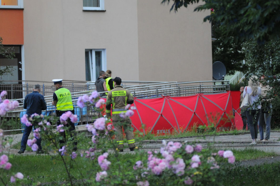 Dwoje dzieci wypadło z okna wieżowca