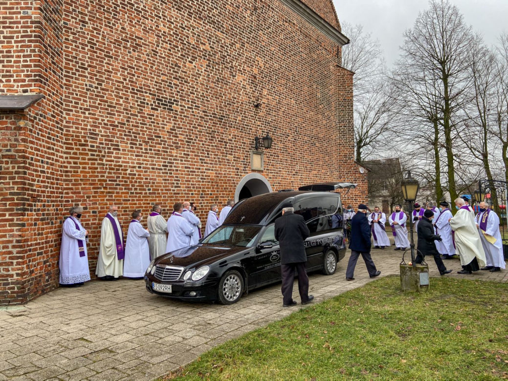 30 duchownych żegnało księdza samobójcę