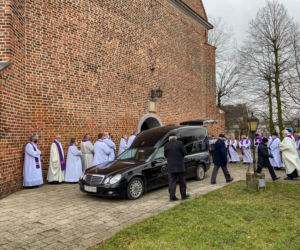 30 duchownych żegnało księdza samobójcę