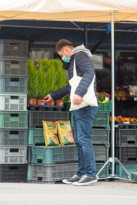 Śmiszek rządzi w domu, a Biedroń u fryzjera