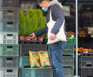 Śmiszek rządzi w domu, a Biedroń u fryzjera