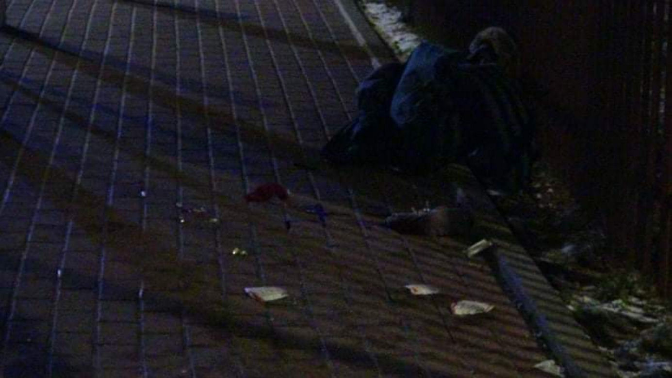 Krwawa jatka na Bemowie. Biegł ulicą z poderżniętym gardłem