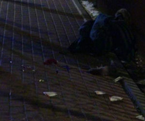 Krwawa jatka na Bemowie. Biegł ulicą z poderżniętym gardłem
