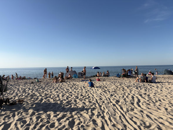 Tłumy turystów opanowały Sarbinowo. Tak wyglądał pierwszy weekend wakacji