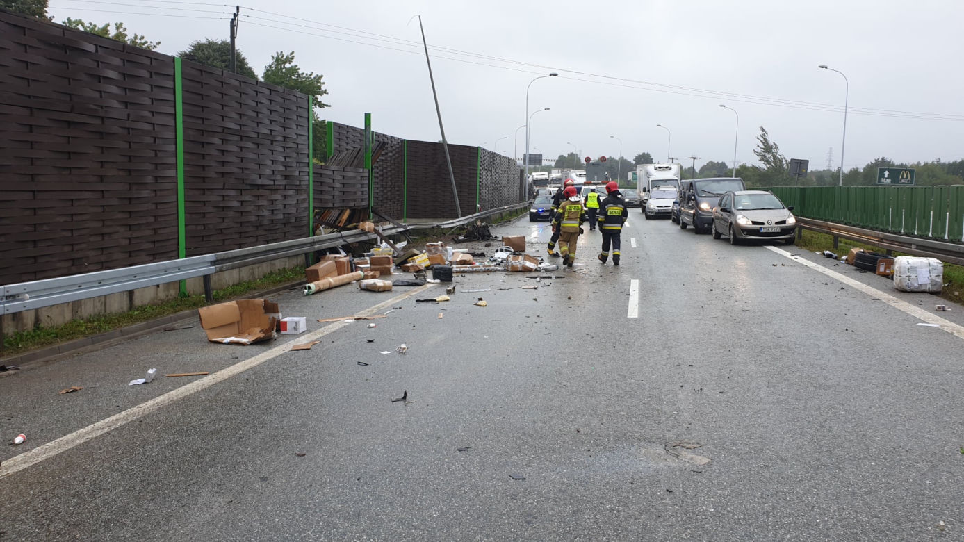 Skarżysko-Kamienna. Wypadek na S7! Kilku rannych w zderzeniu busa i tira [ZDJĘCIA]