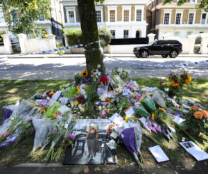 LONDYN: Fani płaczą po śmierci Amy Winehouse