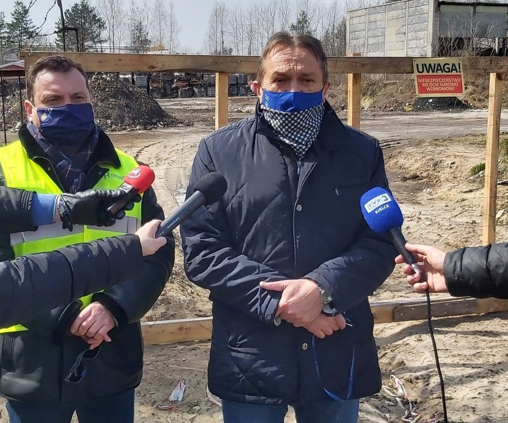 Początek ostatecznego sprzątania pogorzeliska w Nowinach