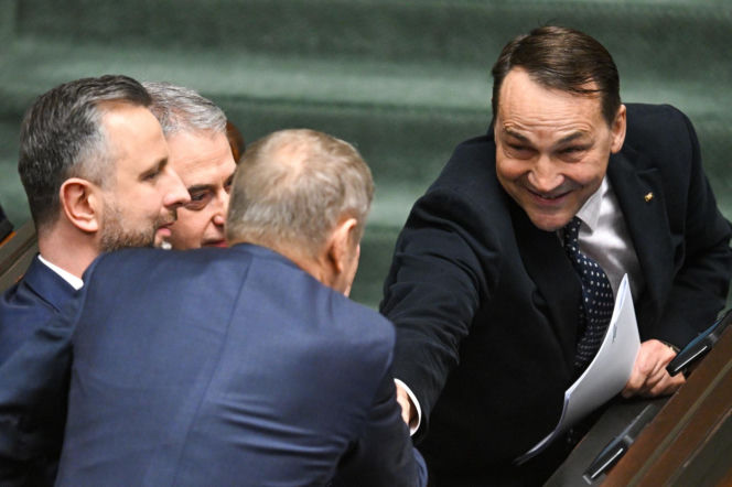 Sikroski bez hamulców do Macierewicza: Antek świrze!