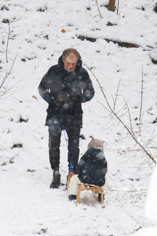 Donald Tusk na sankach z wnuczkami