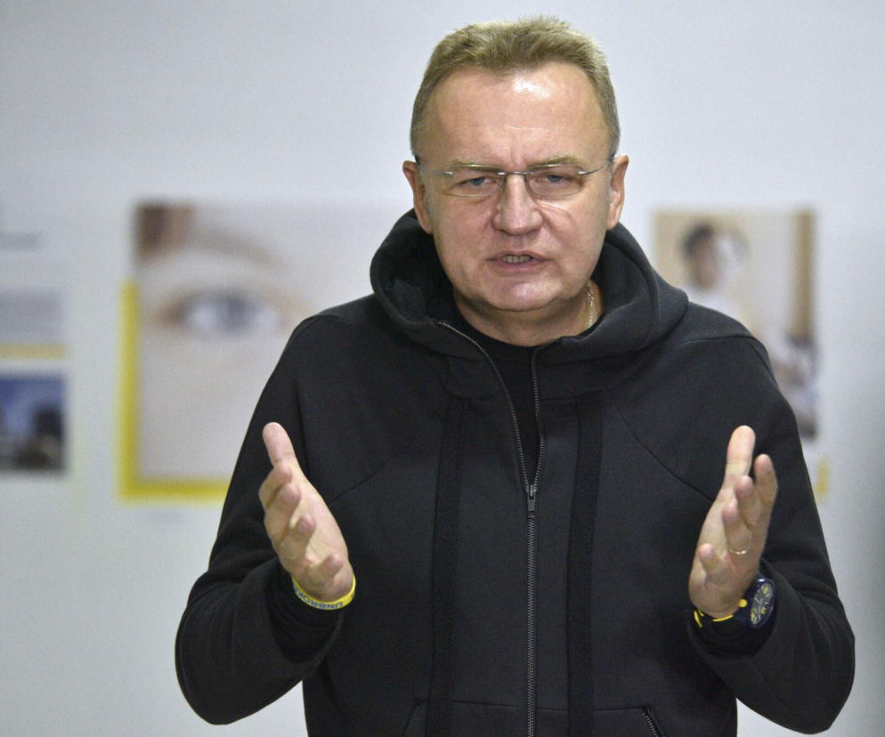 Andrij Sadowy, mer Lwowa, w okularach i czarnej bluzie z kapturem, gestykuluje podczas wystąpienia. Kontekst dotyczy sporu z polską firmą Control Process S.A. i ostrej reakcji MSZ, o czym można przeczytać na Super Biznes.