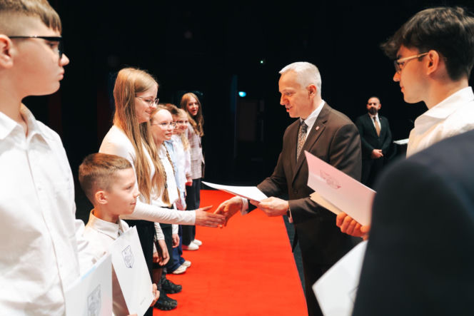 Najzdolniejsi uczniowie odebrali stypendia Prezydenta Miasta Siedlce