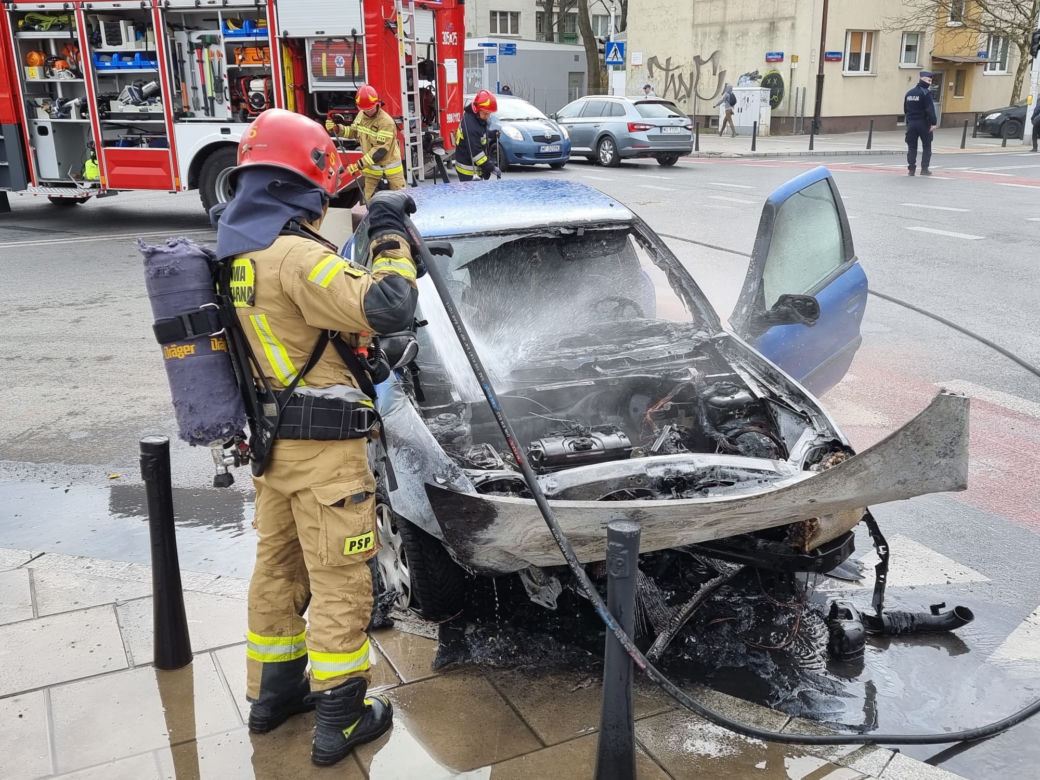 Wypadek samochodowy na Kamionku. Auto stanęło w płomieniach