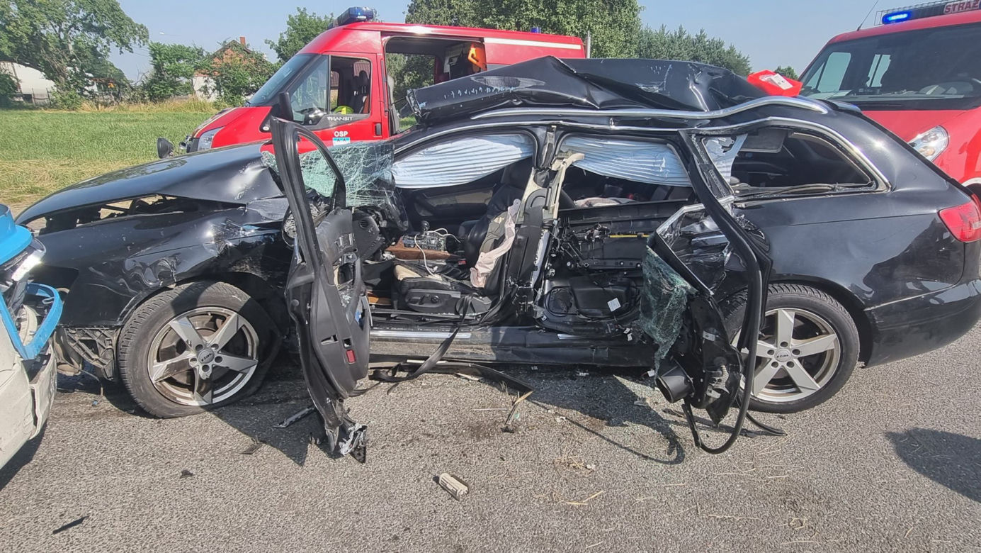 Śmiertelny wypadek pod Płockiem! Jedna kobieta zginęła, a druga została ciężko ranna w zderzeniu audi z tirem [ZDJĘCIA]