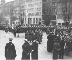 WYJĄTKOWE zdjęcia z placu Wolności w Poznaniu. Tak świętowano tam przed wojną