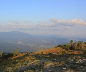 To najwyższy szczyt województwa śląskiego.  Skrywa niezwykłą historię