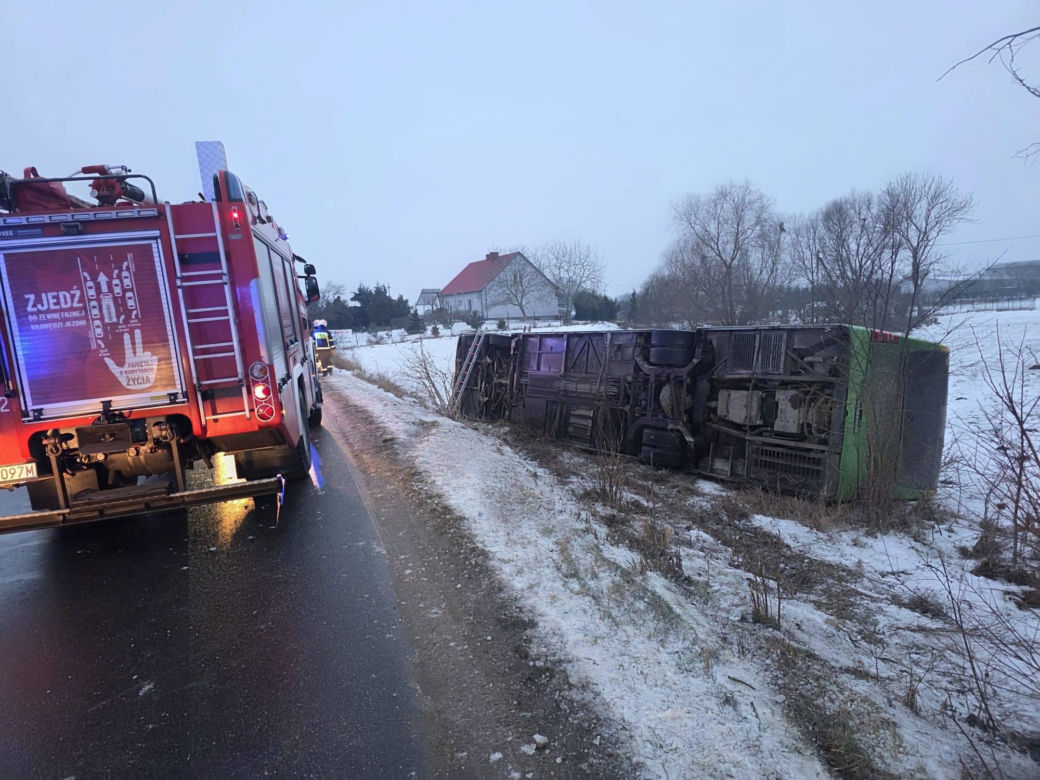 Gołoledź paraliżuje drogi w Bydgoszczy i regionie! Autobus wypadł z drogi [ZDJĘCIA]