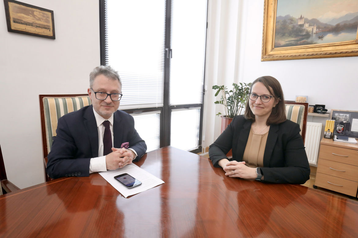 Wicenaczelny "Super Expressu" Hubert Biskupski w rozmowie z minister finansów Magdaleną Rzeczkowską