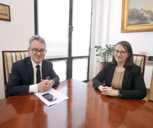 Wicenaczelny Super Expressu Hubert Biskupski w rozmowie z minister finansów Magdaleną Rzeczkowską