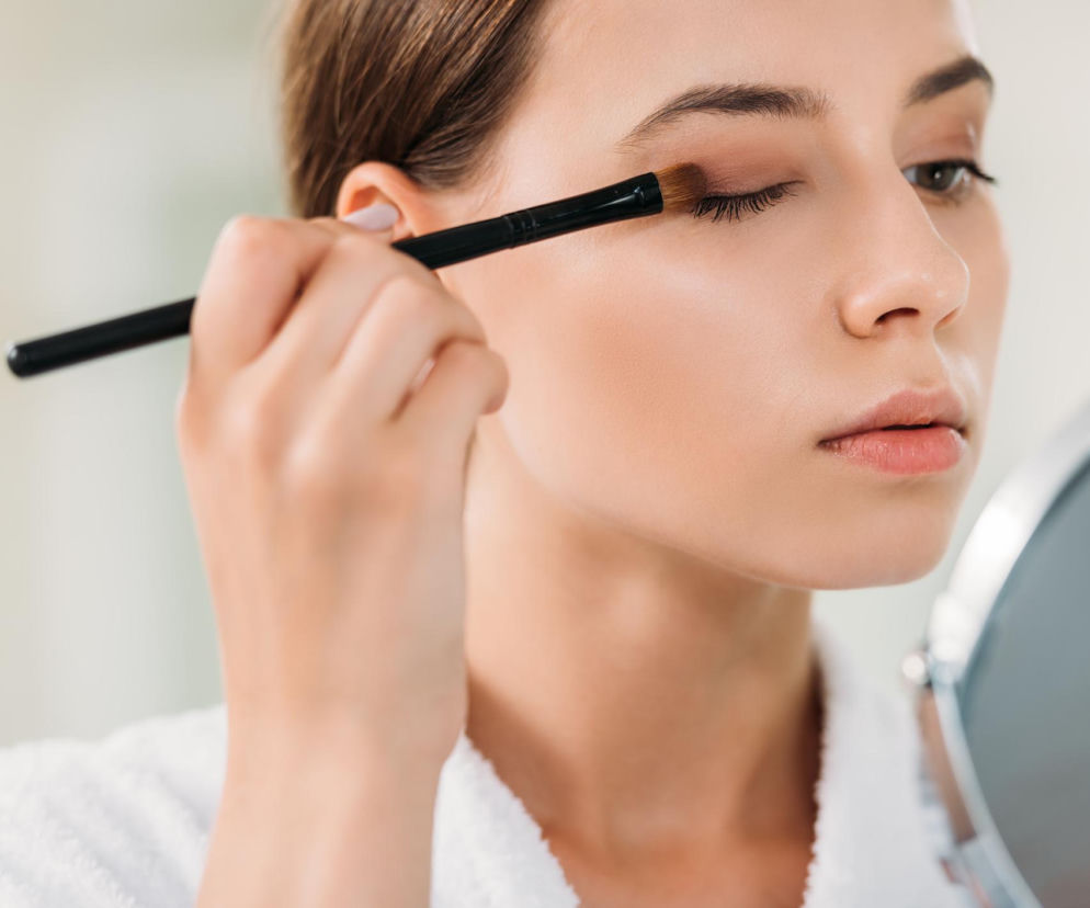 Cienie osypują się na podkład i psują makijaż? Zacznij od oczu, a ten problem może zniknąć