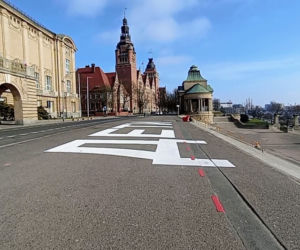 Wielki napis na Wałach Chrobrego. Szczecin upamiętnił ofiary nalotu na teatr w Mariupolu