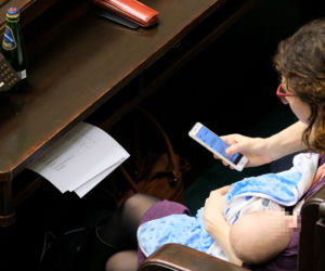  Posłanka Lewicy karmi dziecko piersią w Sejmie