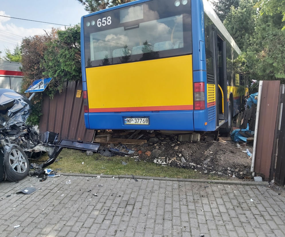 Dramatyczny wypadek pod Płockiem! Autobus miejski wjechał w płot domu! 9 osób w szpitalu!