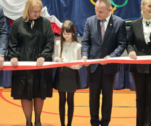 Dzieci z podstawówki w Pniewie mogą korzystać z nowej hali sportowej