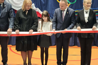 Dzieci z podstawówki w Pniewie mogą korzystać z nowej hali sportowej
